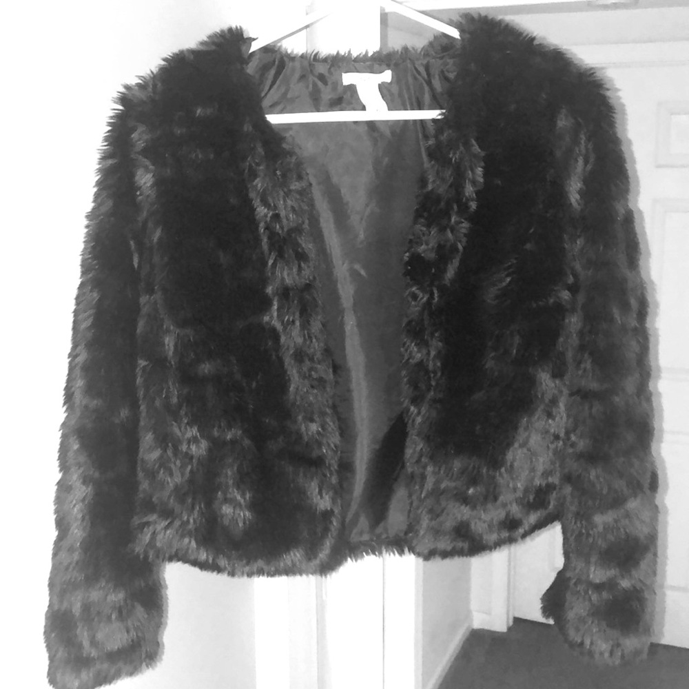 Cropped faux fur jacket